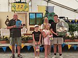 Gewinnerinnen im Schätzen des Präsentkorbes Alwin, Nadja und Frieda Reinhold