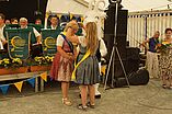 Krönung der neuen 24. Bockauer Wurzelkönigin Carolin Mühlmann durch 23. Bockauer Wurzelkönigin Leonie Joyce Schmidt