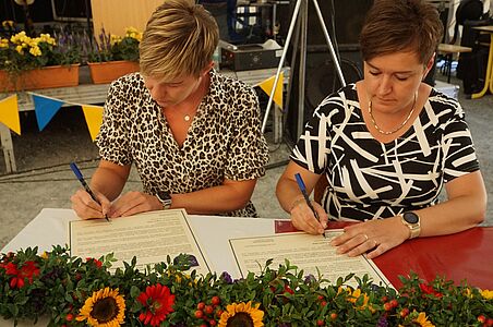 Unterzeichnung Partnerschaftsurkunde Bockau-Neuhof