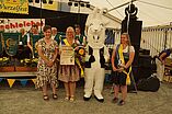 v.l. Bürgermeisterin Franziska Meier, 24. Bockauer Wurzelkönigin Carolin Mühlmann, Maskottchen Hansi, 23. Bockauer Wurzelkönigin Leonie Joyce Schmidt