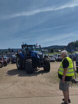 Einweisung der Traktoren zur Parade durch Klaus Müller