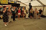 Anstoßen mit Angelikalikör auf die neue Wurzelkönigin